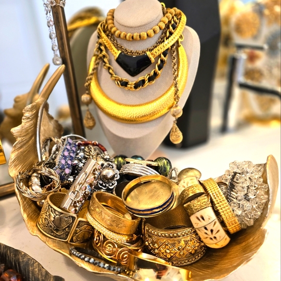 ✨️𝙉𝙞𝙖'𝙨 𝙑𝙞𝙣𝙩𝙖𝙜𝙚 𝙅𝙚𝙬𝙚𝙡𝙧𝙮 𝙎𝙝𝙤𝙬✨️Jewelry as seen live ✨️ - Picture 2 of 4